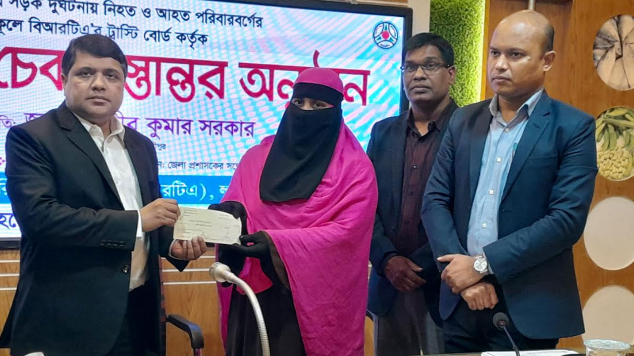 লক্ষ্মীপুরে ২১ লাখ টাকা অনুদান পেল সড়ক দুর্ঘটনায় নিহত-আহতদের পরিবার